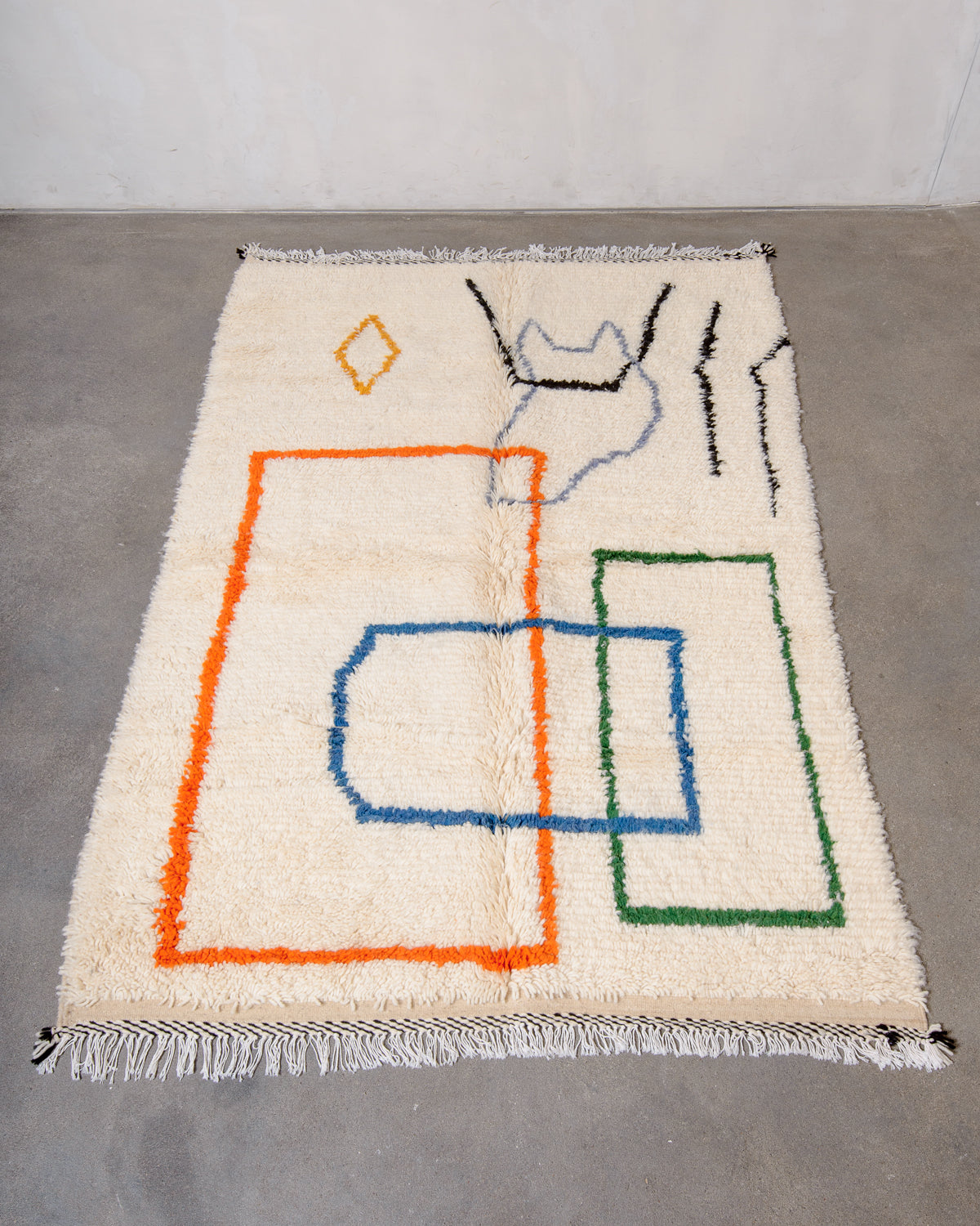 Modern designer handcrafted Berber rug from Morocco. Azilal rug with beautiful colours and patterns. Made of sheep’s wool and cotton.
